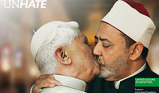 Поцелуй Папы Римского обернулся скандалом
