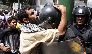 При штурме в Каире ранены сотни египтян