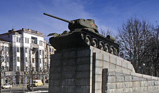 Чиновник справил нужду на советский танк