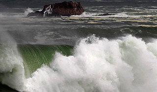 На Камчатку идут 10-метровые волны