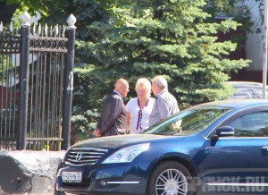 Юрий Машков со своими адвокатами возле здания суда