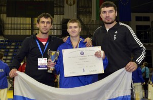 Максим Войтов (на фото в центре)