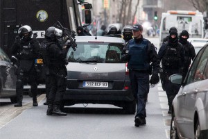 Террористы захватили заложников под Парижем