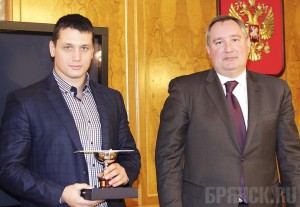 Артем Осипенко (на фото слева)
