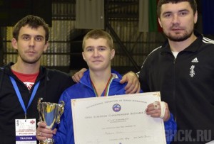 Максим Войтов (на фото в центре)