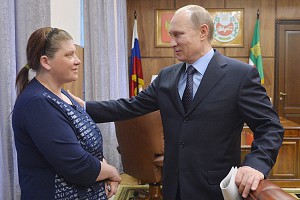 Путин успокоил плакавшую женщину