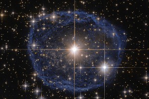 Hubble снял редкую звезду в "синем пузыре"