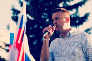 В Навального бросили десертом в презервативе