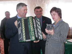 Депутат Госдумы Виктор Малашенко с баяном